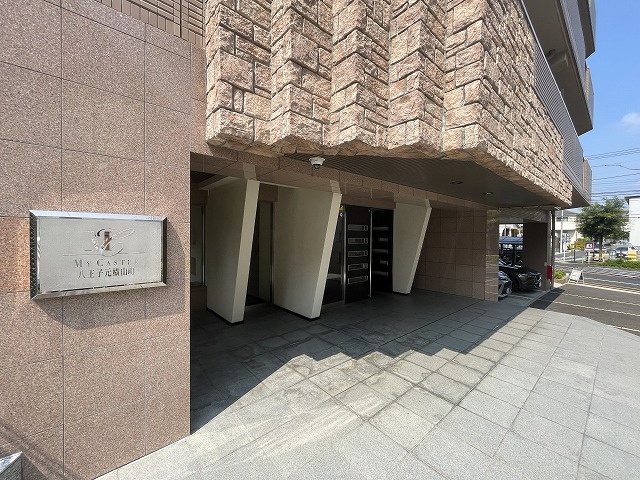 マイキャッスル八王子元横山町のエントランス|～管理形態は全部委託式　キレイにメンテナンスされているマンションです～