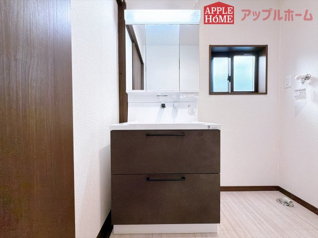 [新築住宅] 深谷市緑ケ丘 第3期 全1棟の独立洗面台|三面鏡付きの洗面化粧台ですので、たっぷりと収納いただけます。白を基調とした清潔感のある快適空間です。毎日の身支度も気持ち良くお使い頂けます！！