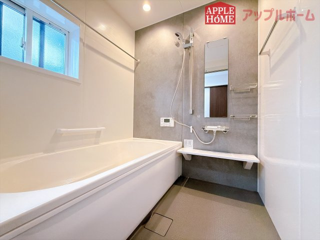 [新築住宅] 深谷市緑ケ丘 第3期 全1棟の浴室|窓付きのバスルームは、採光もあり明るく気持ちの良い空間です。窓があることで、換気環境も良好。掃除もスムーズに出来ます♪