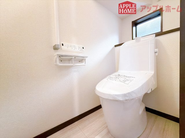 [新築住宅] 深谷市緑ケ丘 第3期 全1棟のトイレ|白を基調とした清潔感のある明るい空間。温水洗浄便座付きで、毎日快適・清潔に使用できます。操作しやすい壁面リモコンを採用しています。