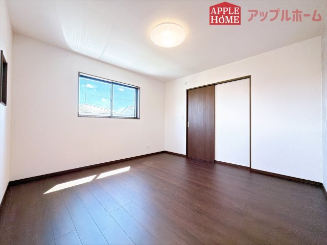 [新築住宅] 深谷市緑ケ丘 第3期 全1棟の洋室|２階居室は全室収納あり！たっぷりある収納活用でお部屋もキレイを保てます♪