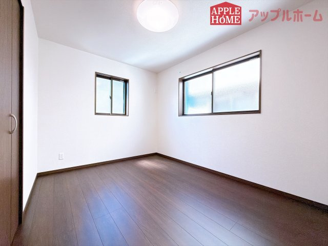 [新築住宅] 深谷市緑ケ丘 第3期 全1棟の洋室|２階居室は全室収納あり！たっぷりある収納活用でお部屋もキレイを保てます♪