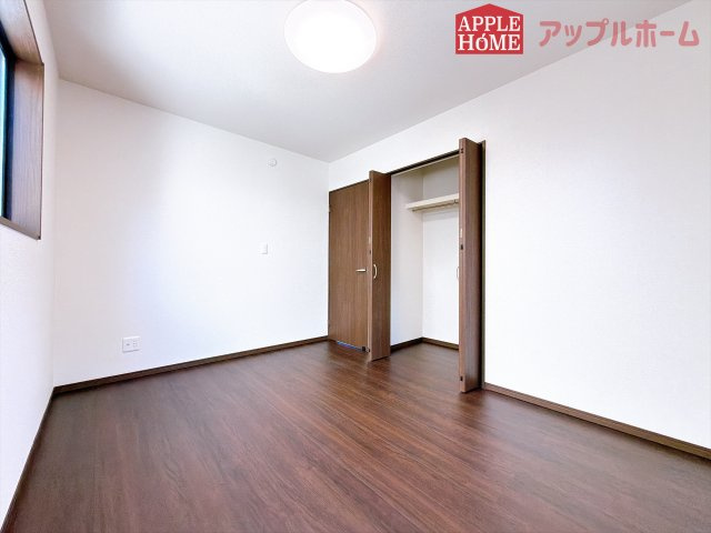 [新築住宅] 深谷市緑ケ丘 第3期 全1棟の洋室|２階居室は全室収納あり！たっぷりある収納活用でお部屋もキレイを保てます♪