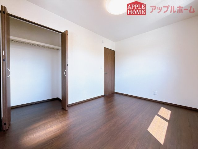 [新築住宅] 深谷市緑ケ丘 第3期 全1棟の洋室|２階居室は全室収納あり！たっぷりある収納活用でお部屋もキレイを保てます♪