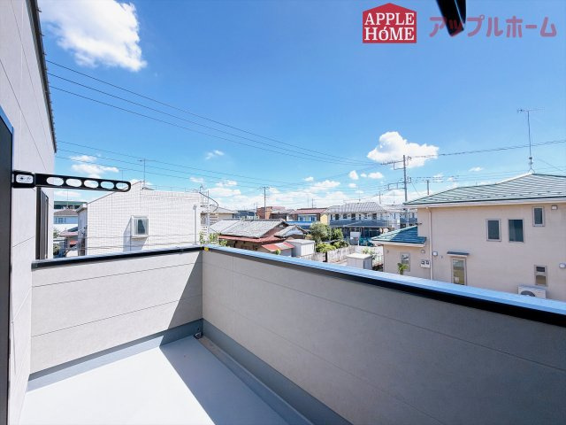 [新築住宅] 深谷市緑ケ丘 第3期 全1棟のバルコニー|奥行を広めに取ったバルコニー♪家族分の洗濯物もしっかり干せます。日当たりも良く、毎日のお洗濯が楽しくなりそう♪