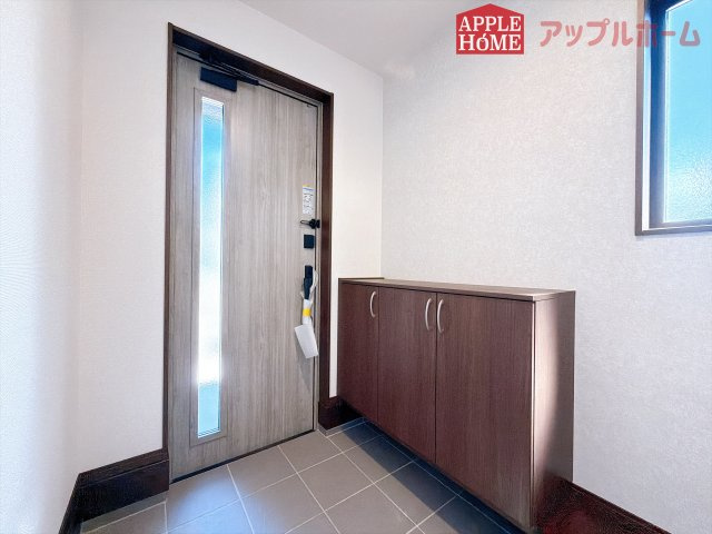 [新築住宅] 深谷市緑ケ丘 第3期 全1棟の玄関|ご家族皆様の靴やお手入れ用品を収納できる収納棚を設置！お家に出会う人々を迎える玄関だからこそ、常に整理整頓しておきたいですね♪