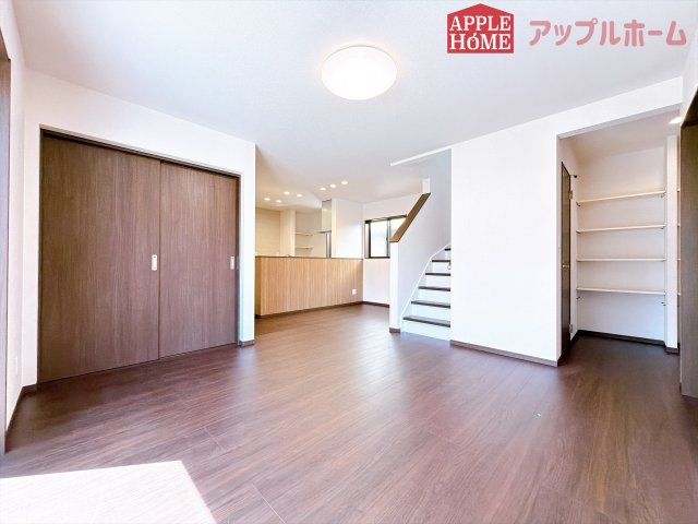 [新築住宅] 深谷市緑ケ丘 第3期 全1棟の居間・リビング|広々リビング×対面キッチンで家族の会話も弾みます♪家族団らんの秘訣は間取りにあり☆夢のマイホームを一緒に叶えましょう！