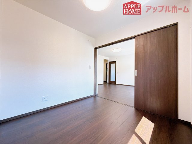 [新築住宅] 深谷市緑ケ丘 第3期 全1棟の洋室|クローゼット付きの洋室は、収納スペースが豊富で部屋全体がすっきりと片付きやすいのが特徴です。衣類や荷物を整理しやすく、生活感を抑えた洗練された空間を保てます。