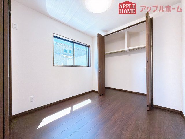 [新築住宅] 深谷市緑ケ丘 第3期 全1棟の洋室|クローゼット付きの洋室は、収納スペースが豊富で部屋全体がすっきりと片付きやすいのが特徴です。衣類や荷物を整理しやすく、生活感を抑えた洗練された空間を保てます。