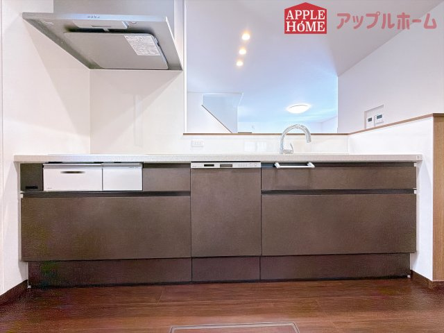 [新築住宅] 深谷市緑ケ丘 第3期 全1棟のキッチン|対面式キッチンは、家族のコミュニケーションを育み、子育て家族にも好適なプラン！リビングで寛ぐご家族をいつも感じられます♪会話を楽しみながら家事ができ、小さいお子様がいても安心です！