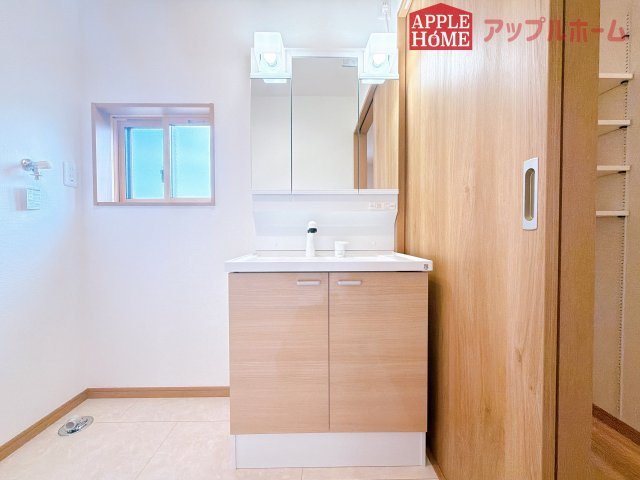 [新築住宅] 深谷市上柴町東 第39期 全4棟の独立洗面台|三面鏡付きの洗面化粧台ですので、たっぷりと収納いただけます。白を基調とした清潔感のある快適空間です。毎日の身支度も気持ち良くお使い頂けます！！
