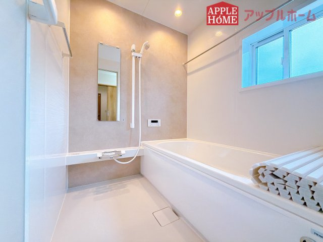 [新築住宅] 深谷市上柴町東 第39期 全4棟の浴室|窓付きのバスルームは、採光もあり明るく気持ちの良い空間です。窓があることで、換気環境も良好。掃除もスムーズに出来ます♪