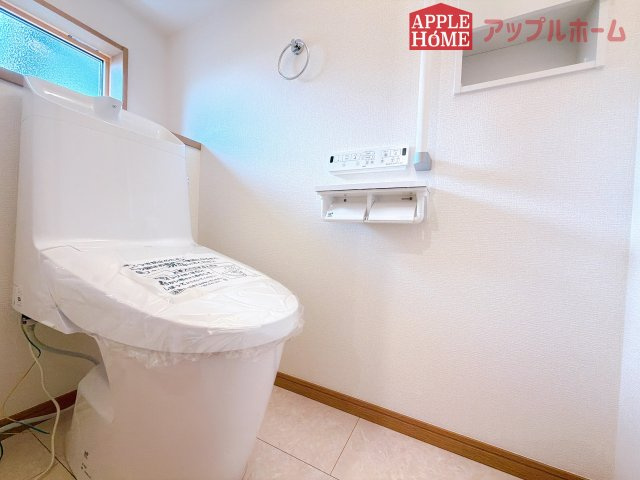 [新築住宅] 深谷市上柴町東 第39期 全4棟のトイレ|白を基調とした清潔感のある明るい空間。温水洗浄便座付きで、毎日快適・清潔に使用できます。操作しやすい壁面リモコンを採用しています。