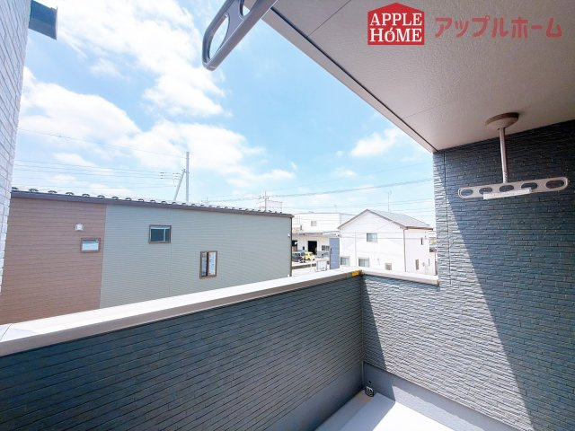 [新築住宅] 深谷市上柴町東 第39期 全4棟のバルコニー|家族分の洗濯物もしっかり干せます。日当たりも良く、毎日のお洗濯が楽しくなりそう♪お布団は手軽に干せていつもポカポカに☆