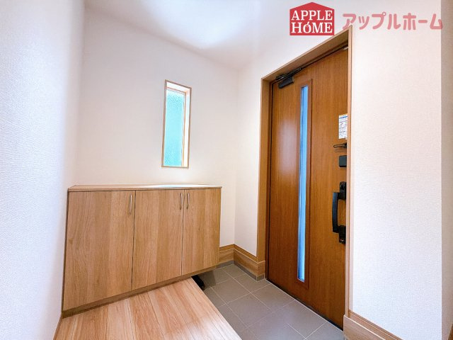 [新築住宅] 深谷市上柴町東 第39期 全4棟の玄関|ご家族皆様の靴やお手入れ用品を収納できる収納棚を設置！お家に出会う人々を迎える玄関だからこそ、常に整理整頓しておきたいですね♪