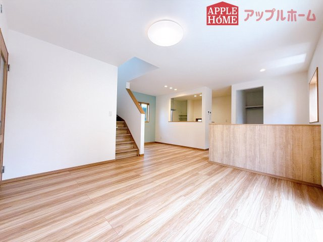 [新築住宅] 深谷市上柴町東 第39期 全4棟の居間・リビング|広々リビング×対面キッチンで家族の会話も弾みます♪家族団らんの秘訣は間取りにあり☆夢のマイホームを一緒に叶えましょう！