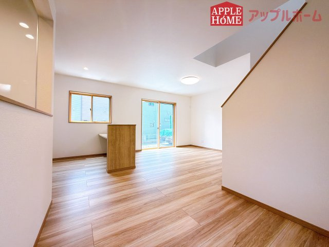 [新築住宅] 深谷市上柴町東 第39期 全4棟の居間・リビング|窓から差し込む光で家族を温かく包み込みます。明るいリビングで子育てする喜びを☆いつでも見学可能です！