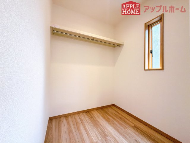 [新築住宅] 深谷市上柴町東 第39期 全4棟の収納|お洋服を大切にされる方に大変喜ばれる、ウォークインクローゼット。お洋服以外にも掃除機やスーツケースなどを一箇所に集約できるのは魅力ですね！お部屋の見た目にもスッキリ！