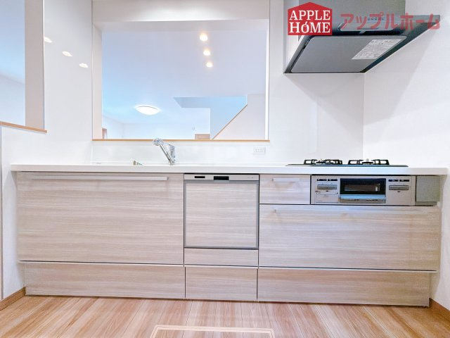 [新築住宅] 深谷市上柴町東 第39期 全4棟のキッチン|キッチンから部屋中が見守れるので、小さなお子様がいるご家庭でも安心です。シンプル×ナチュラルな温かい空間は、どんなスタイルの家具も合わせやすいお部屋です。
