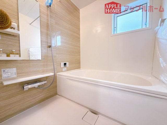 [新築住宅] 深谷市岡里 全1棟の浴室|窓付きのバスルームは、採光もあり明るく気持ちの良い空間です。窓があることで、換気環境も良好。掃除もスムーズに出来ます♪