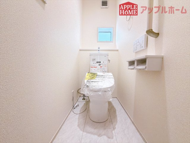 [新築住宅] 深谷市岡里 全1棟のトイレ|白を基調とした清潔感のある明るい空間。温水洗浄便座付きで、毎日快適・清潔に使用できます。操作しやすい壁面リモコンを採用しています。