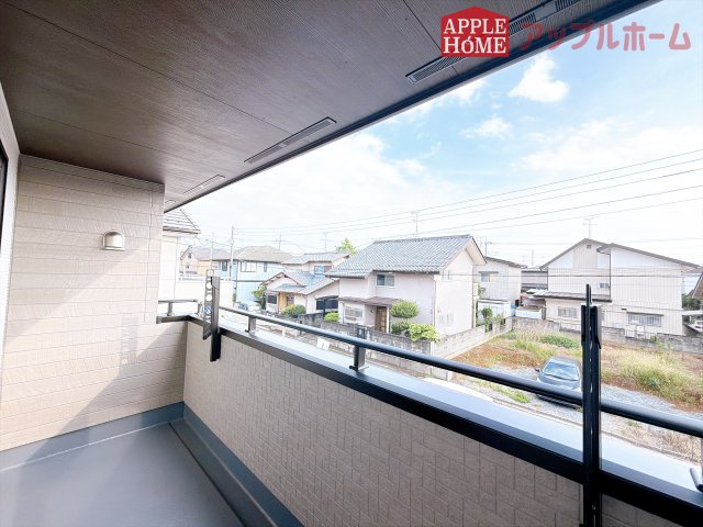 [新築住宅] 深谷市岡里 全1棟のバルコニー|インナーバルコニーで突然の雨でも安心♪直射日光を防げるので、紫外線を気にせず自然の光や風を感じながら日光浴もできちゃいます♪