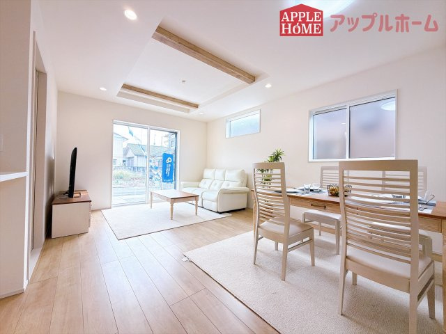 [新築住宅] 深谷市岡里 全1棟の居間・リビング|窓から差し込む光で家族を温かく包み込みます。明るいリビングで子育てする喜びを☆いつでも見学可能です！