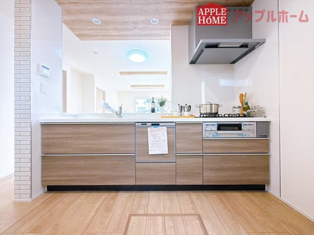 [新築住宅] 深谷市岡里 全1棟のキッチン|キッチンから部屋中が見守れるので、小さなお子様がいるご家庭でも安心です。シンプル×ナチュラルな温かい空間は、どんなスタイルの家具も合わせやすいお部屋です。