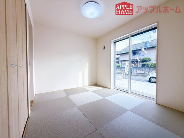 [新築住宅] 深谷市岡里 全1棟の和室|クローゼット付きの和室は、収納スペースが豊富で部屋全体がすっきりと片付きやすいのが特徴です。荷物を整理しやすく、生活感を抑えた洗練された空間を保てます。