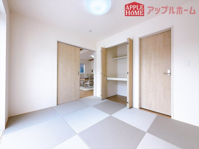 [新築住宅] 深谷市岡里 全1棟の和室|クローゼット付きの和室は、収納スペースが豊富で部屋全体がすっきりと片付きやすいのが特徴です。荷物を整理しやすく、生活感を抑えた洗練された空間を保てます。