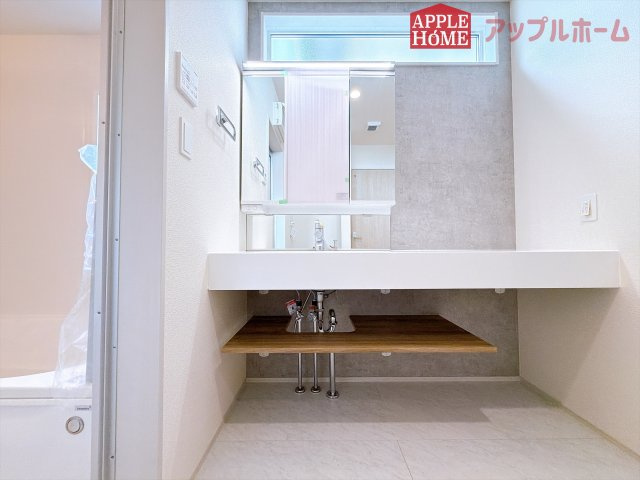 [新築住宅] 深谷市緑ケ丘 全1棟の独立洗面台|お洒落な独立洗面台♪