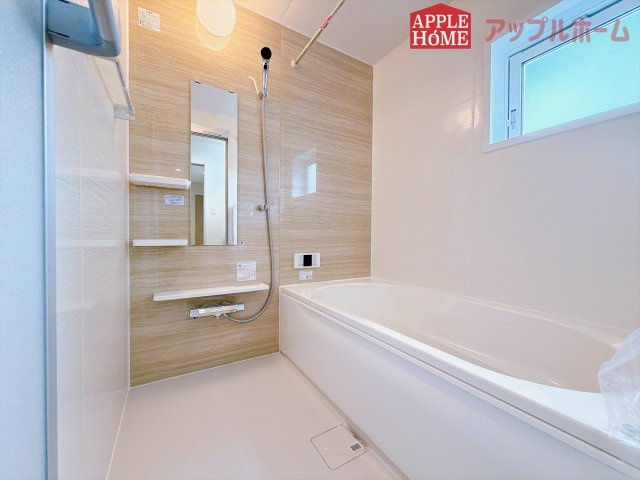 [新築住宅] 深谷市緑ケ丘 全1棟の浴室|窓付きのバスルームは、採光もあり明るく気持ちの良い空間です。窓があることで、換気環境も良好。掃除もスムーズに出来ます♪