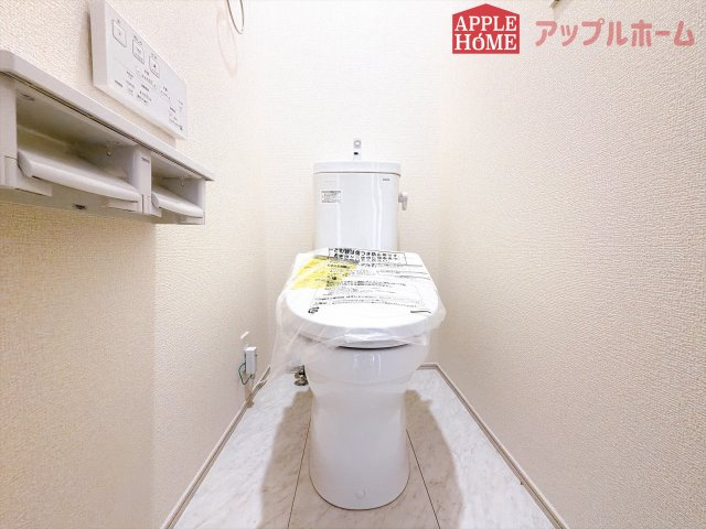[新築住宅] 深谷市緑ケ丘 全1棟のトイレ|白を基調とした清潔感のある明るい空間。温水洗浄便座付きで、毎日快適・清潔に使用できます。操作しやすい壁面リモコンを採用しています。