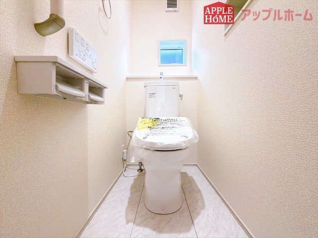 [新築住宅] 深谷市緑ケ丘 全1棟のトイレ|白を基調とした清潔感のある明るい空間。温水洗浄便座付きで、毎日快適・清潔に使用できます。操作しやすい壁面リモコンを採用しています。