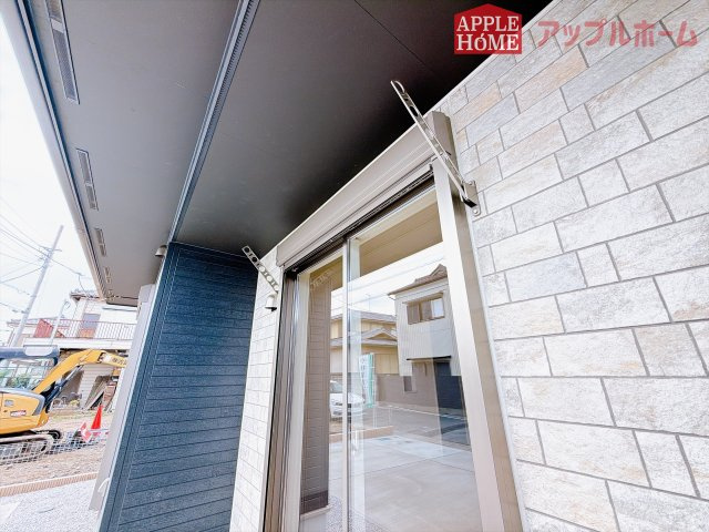 [新築住宅] 深谷市緑ケ丘 全1棟のバルコニー|家族分の洗濯物もしっかり干せます。日当たりも良く、毎日のお洗濯が楽しくなりそう♪お布団は手軽に干せていつもポカポカに☆