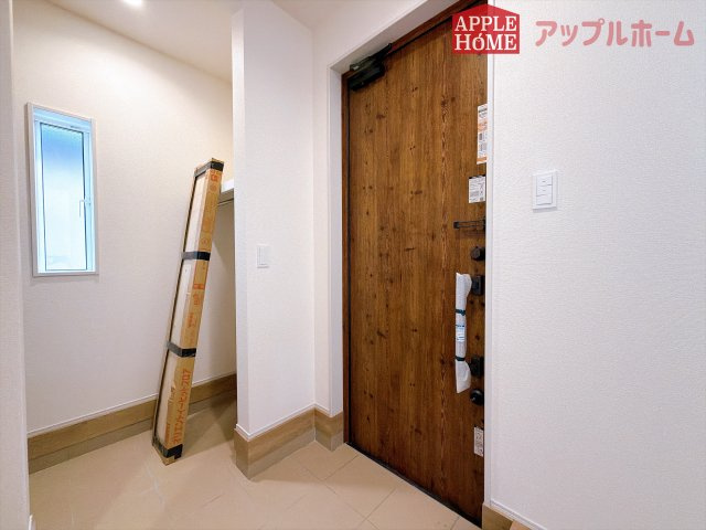 [新築住宅] 深谷市緑ケ丘 全1棟の玄関|住まう人も来客も入った時にワクワクさせてくれるオシャレな玄関♪