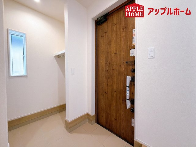 [新築住宅] 深谷市緑ケ丘 全1棟の玄関|住まう人も来客も入った時にワクワクさせてくれるオシャレな玄関♪