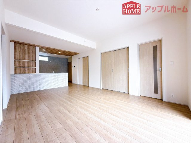 [新築住宅] 深谷市緑ケ丘 全1棟の居間・リビング|広々リビング×対面キッチンで家族の会話も弾みます♪家族団らんの秘訣は間取りにあり☆夢のマイホームを一緒に叶えましょう！
