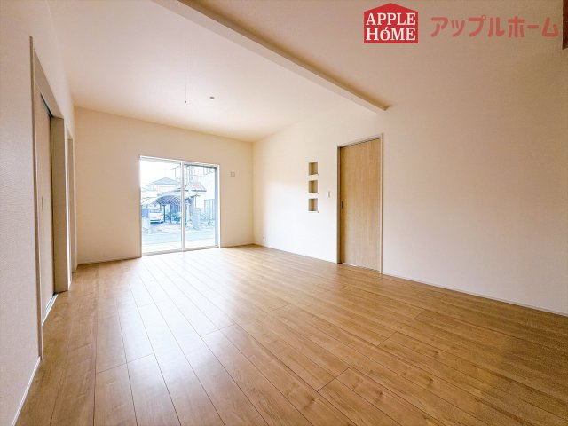 [新築住宅] 深谷市緑ケ丘 全1棟の居間・リビング|窓から差し込む光で家族を温かく包み込みます。明るいリビングで子育てする喜びを☆いつでも見学可能です！