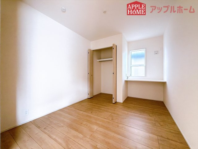 [新築住宅] 深谷市緑ケ丘 全1棟の洋室|クローゼット付きの洋室は、収納スペースが豊富で部屋全体がすっきりと片付きやすいのが特徴です。衣類や荷物を整理しやすく、生活感を抑えた洗練された空間を保てます。