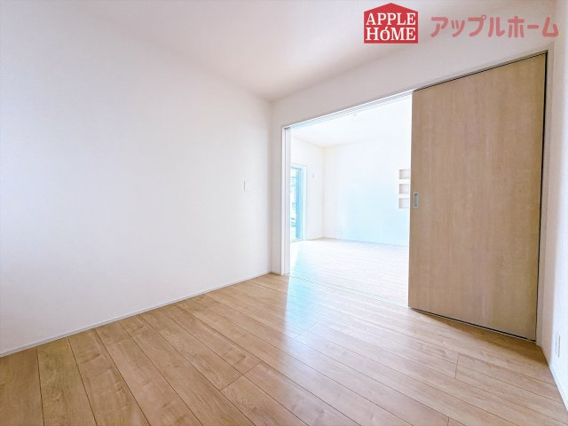 [新築住宅] 深谷市緑ケ丘 全1棟の洋室|クローゼット付きの洋室は、収納スペースが豊富で部屋全体がすっきりと片付きやすいのが特徴です。衣類や荷物を整理しやすく、生活感を抑えた洗練された空間を保てます。