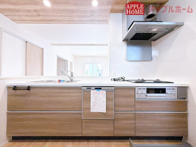 [新築住宅] 深谷市緑ケ丘 全1棟のキッチン|キッチンから部屋中が見守れるので、小さなお子様がいるご家庭でも安心です。シンプル×ナチュラルな温かい空間は、どんなスタイルの家具も合わせやすいお部屋です。