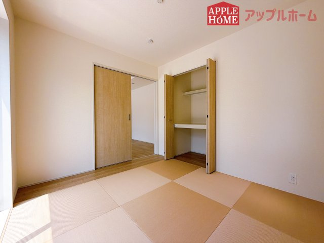 [新築住宅] 深谷市上柴町東5丁目 全1棟の和室|クローゼット付きの和室は、収納スペースが豊富で部屋全体がすっきりと片付きやすいのが特徴です。衣類や荷物を整理しやすく、生活感を抑えた洗練された空間を保てます。