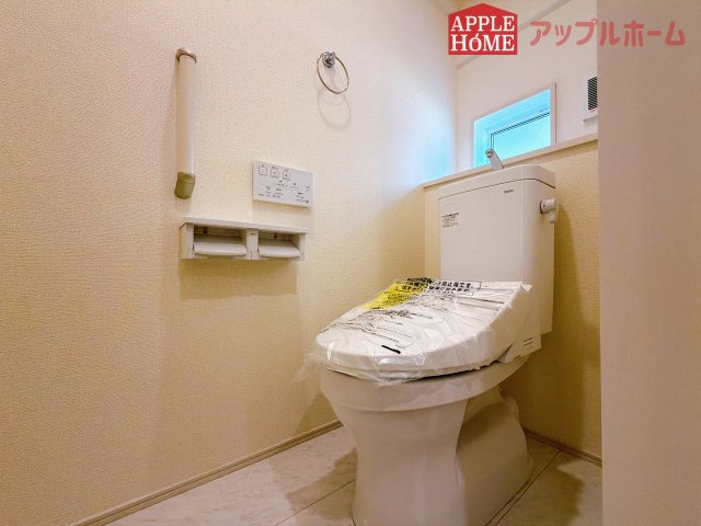 [新築住宅] 深谷市上柴町東5丁目 全1棟のトイレ|白を基調とした清潔感のある明るい空間。温水洗浄便座付きで、毎日快適・清潔に使用できます。操作しやすい壁面リモコンを採用しています。