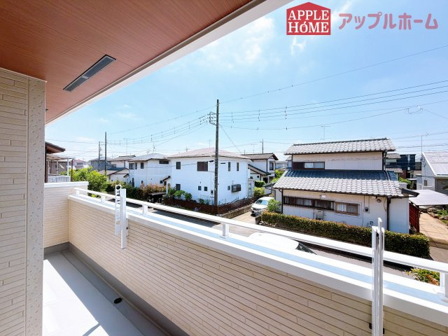 [新築住宅] 深谷市上柴町東5丁目 全1棟のバルコニー|家族分の洗濯物もしっかり干せます。日当たりも良く、毎日のお洗濯が楽しくなりそう♪お布団は手軽に干せていつもポカポカに☆