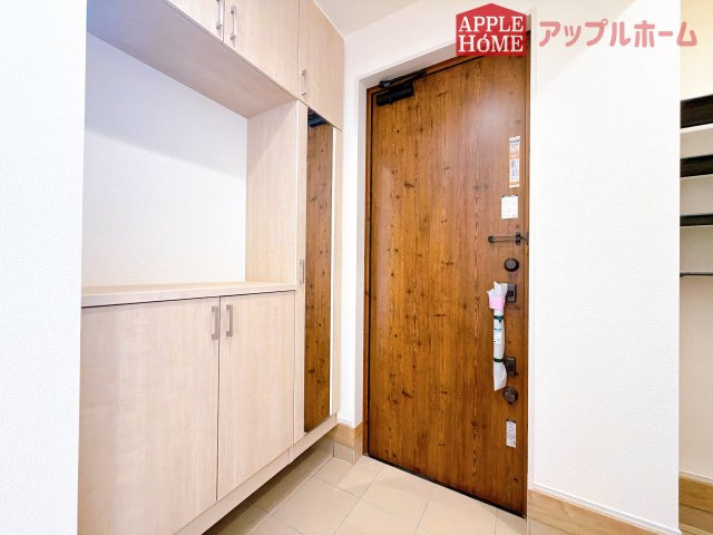 [新築住宅] 深谷市上柴町東5丁目 全1棟の玄関|上下棚にたっぷり靴を収納できます。「ただいま」と玄関を開けた瞬間から、奥に広がる空間を明るい室内を感じられますね♪