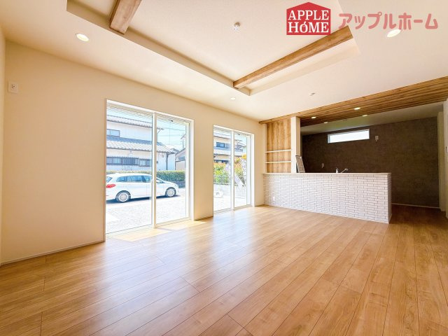 [新築住宅] 深谷市上柴町東5丁目 全1棟の居間・リビング|広々リビング×対面キッチンで家族の会話も弾みます♪家族団らんの秘訣は間取りにあり☆夢のマイホームを一緒に叶えましょう！