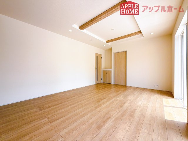 [新築住宅] 深谷市上柴町東5丁目 全1棟の居間・リビング|窓から差し込む光で家族を温かく包み込みます。明るいリビングで子育てする喜びを☆いつでも見学可能です！