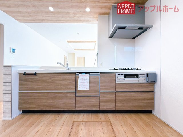 [新築住宅] 深谷市上柴町東5丁目 全1棟のキッチン|キッチンから部屋中が見守れるので、小さなお子様がいるご家庭でも安心です。シンプル×ナチュラルな温かい空間は、どんなスタイルの家具も合わせやすいお部屋です。