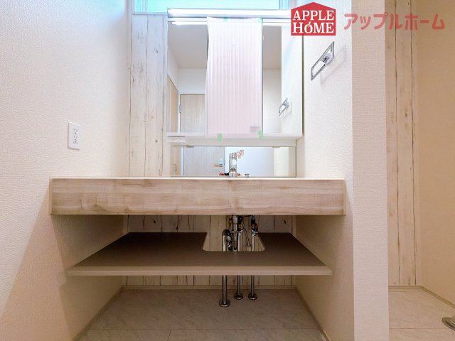 [新築住宅] 深谷市上柴町東5丁目 全1棟の独立洗面台|ゆとりの洗面スペースで朝の身支度も快適スムーズに。髪のセットやお化粧もストレスなくこなせ、朝から気分良く通勤通学に向かえそうですね！鏡の裏にはたっぷりと収納スペースを標準装備